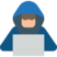 ícone de hacker com capuz, de frente a um laptop